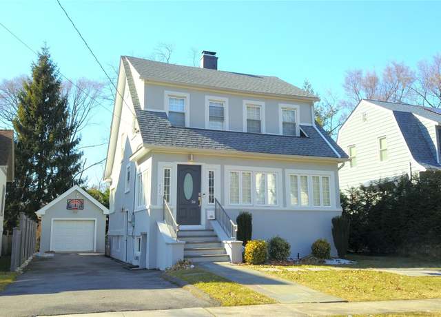 Property at 425 Carol Pl, Pelham, NY 10803, 3 beds, 3.5 baths