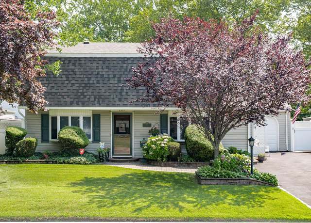 Property at 685 Gardiners Ave, Levittown, NY 11756, 5 beds, 2 baths