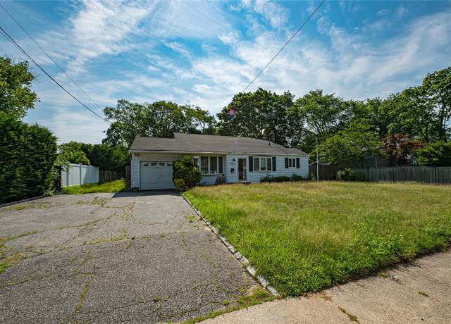 Property at 939 Thompson Dr, Bay Shore, NY 11706, 3 beds, 2 baths