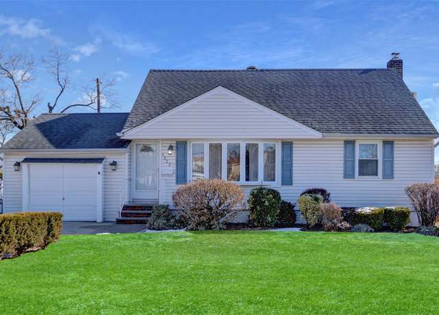 Property at 1022 Shelburne Dr, Franklin Square, NY 11010, 4 beds, 1.5 baths
