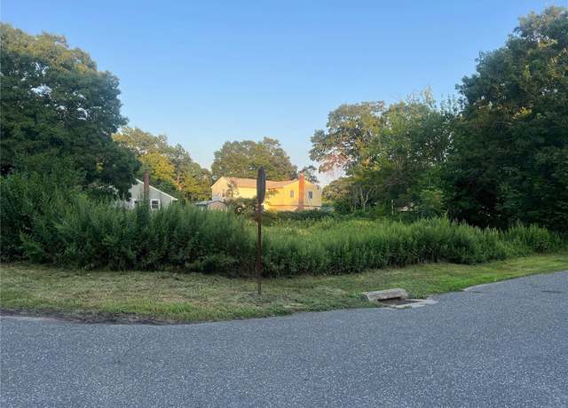 Property at 33 Ashwood Dr, Shirley, NY 11967