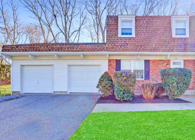 Property at 9 Stockton Cmns, Yaphank, NY 11980, 3 beds, 1.5 baths