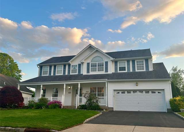 Property at 25 Willowbend Ln, Holtsville, NY 11742, 5 beds, 2.5 baths