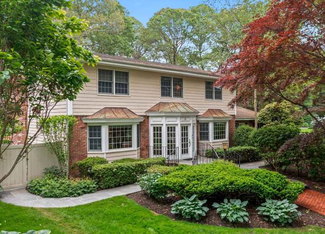 Property at 33 Chatham Pl, Dix Hills, NY 11746, 5 beds, 3 baths