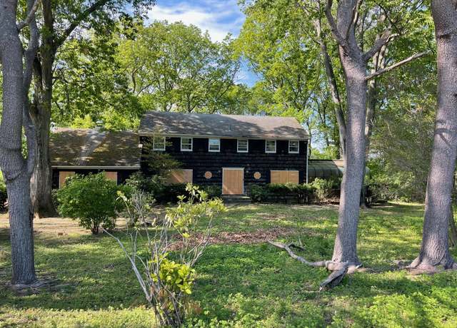 Property at 7 Beaver Dr, Locust Valley, NY 11560, 5 beds, 3.5 baths