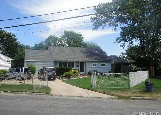 Property at 249 Claywood Dr, Brentwood, NY 11717, 3 beds, 1.5 baths