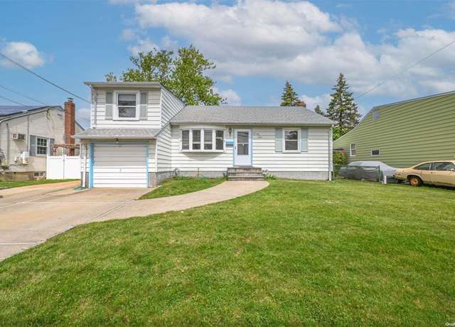 Property at 46 Pubins Ln, New Hyde Park, NY 11040, 3 beds, 2 baths
