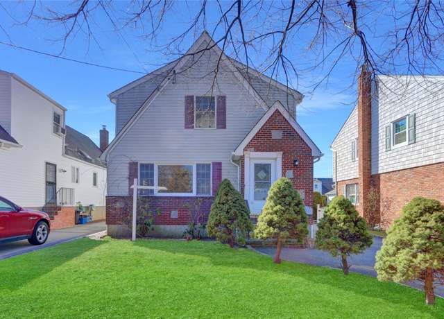 Property at 218 Oak St, Floral Park, NY 11001, 5 beds, 2 baths