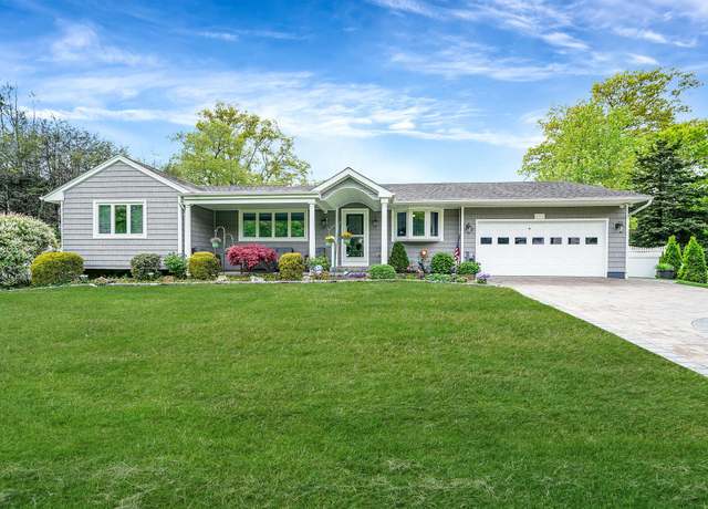 Property at 272 Bow Dr, Hauppauge, NY 11788, 3 beds, 2.5 baths