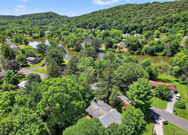 Property at 17 Merriewold Ln N, Monroe, NY 10950, 3 beds, 2 baths
