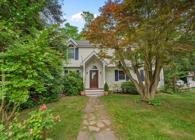 Property at 29 Aberdeen Dr, Huntington, NY 11743, 4 beds, 2.5 baths