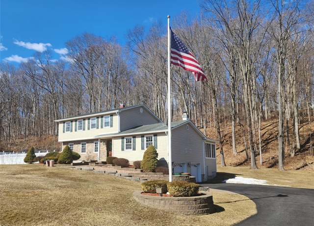 Property at 10 Stephen Dr, Hopewell Junction, NY 12533, 4 beds, 2.5 baths