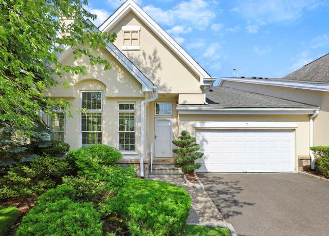 Property at 7 Doral Greens Dr E, Rye Brook, NY 10573, 3 beds, 2.5 baths