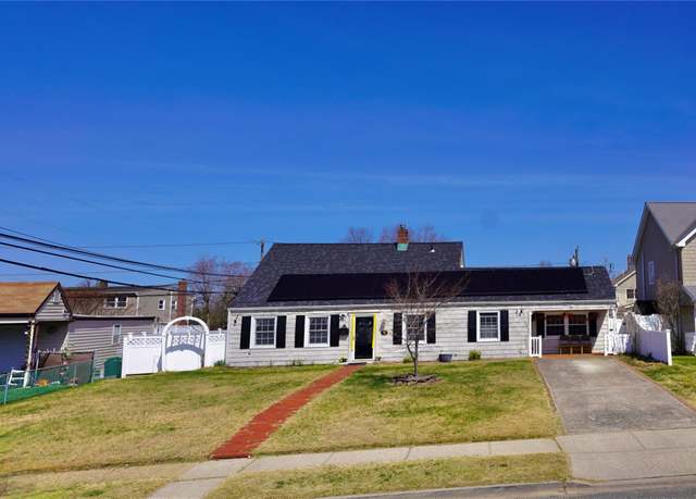 Property at 9 Fox Ln, Levittown, NY 11756, 3 beds, 1 bath