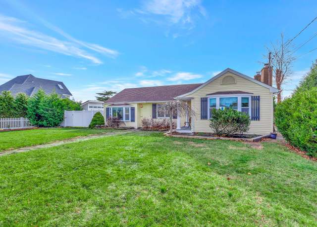 Property at 8 Bay St, East Moriches, NY 11940, 3 beds, 1.5 baths