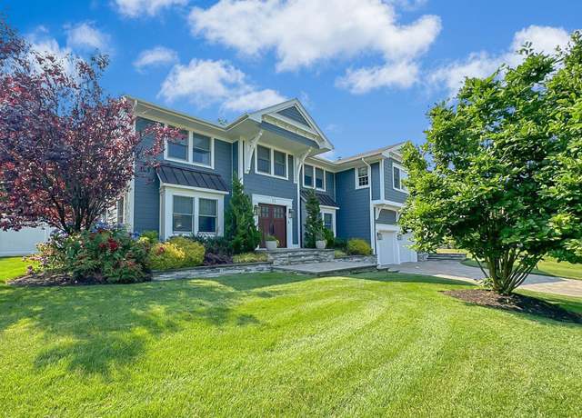 Property at 31 Stonehurst Ln, Dix Hills, NY 11746, 5 beds, 2.5 baths