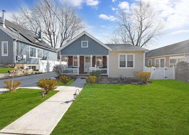 Property at 28 Norwood Rd, Port Washington, NY 11050, 2 beds, 1 bath