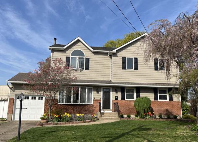 Property at 39 Rosella Ct, West Babylon, NY 11704, 6 beds, 2 baths
