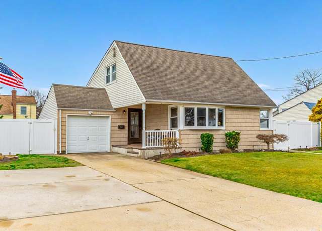 Property at 530 Goodrich Ave, North Babylon, NY 11703, 4 beds, 1.5 baths