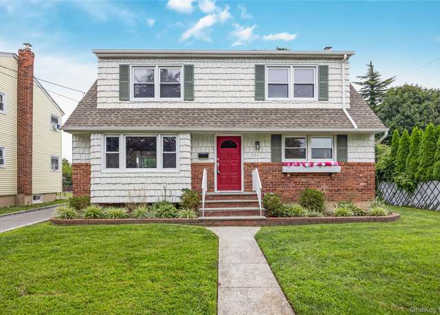 Property at 111 Rose St, Farmingdale, NY 11735, 6 beds, 3 baths