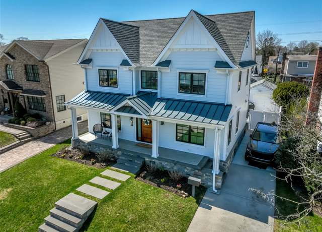 Property at 43 Pembrook Dr, Mineola, NY 11501, 3 beds, 2.5 baths