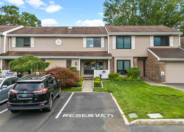 Property at 41 W Pond Ct, Smithtown, NY 11787, 2 beds, 1.5 baths