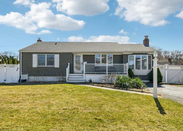 Property at 18 Franklin St, Islip, NY 11751, 3 beds, 2 baths