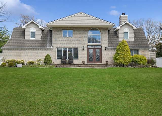Property at 3 Philson Ct, Commack, NY 11725, 4 beds, 3.5 baths