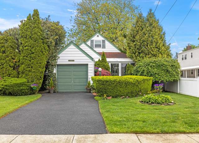 Property at 164 New York Ave, West Hempstead, NY 11552, 3 beds, 1 bath