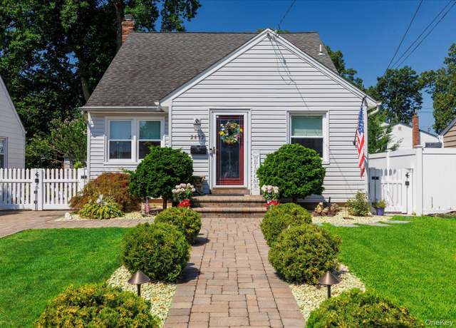 Property at 2612 Yorktown St, Oceanside, NY 11572, 3 beds, 1 bath