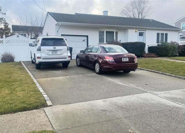 Property at 1008 NW Manor Ln, Bay Shore, NY 11706, 3 beds, 3 baths