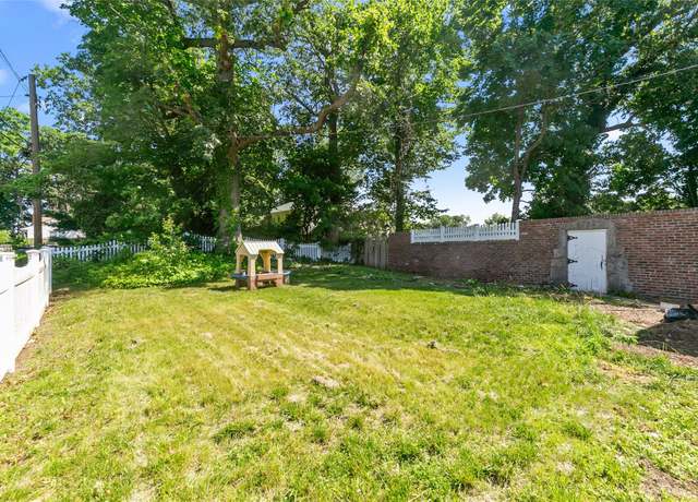 Property at 28 Brookdale Rd, Glen Cove, NY 11542, 6 beds, 4.5 baths