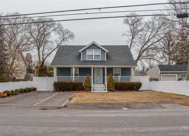 Property at 29 Oak St, Islip, NY 11751, 3 beds, 1.5 baths