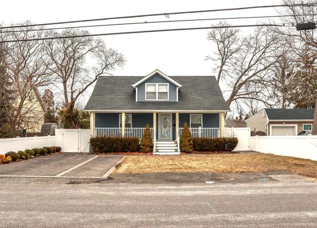 Property at 29 Oak St, Islip, NY 11751, 3 beds, 1.5 baths