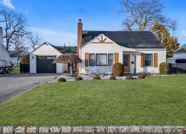 Property at 43 Foster Blvd, North Babylon, NY 11702, 4 beds, 1 bath