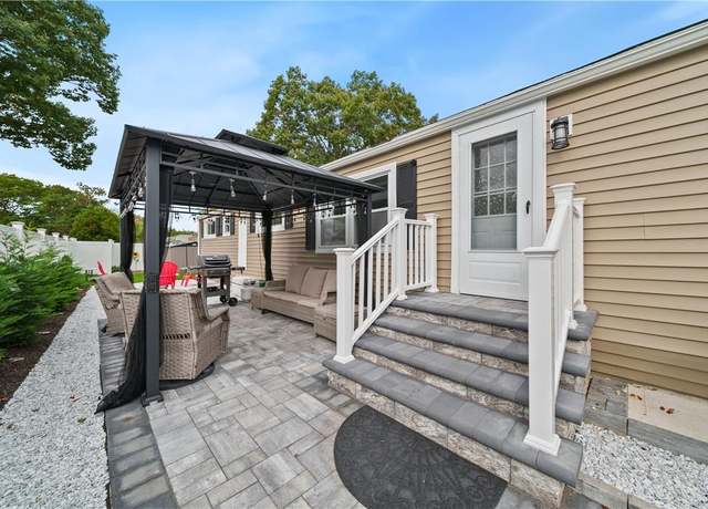 Property at 40 Periwinkle Dr, Bohemia, NY 11716, 3 beds, 1 bath