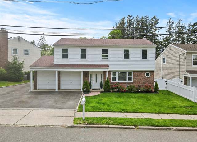 Property at 1 Bennett Ave, Huntington, NY 11746, 5 beds, 2.5 baths