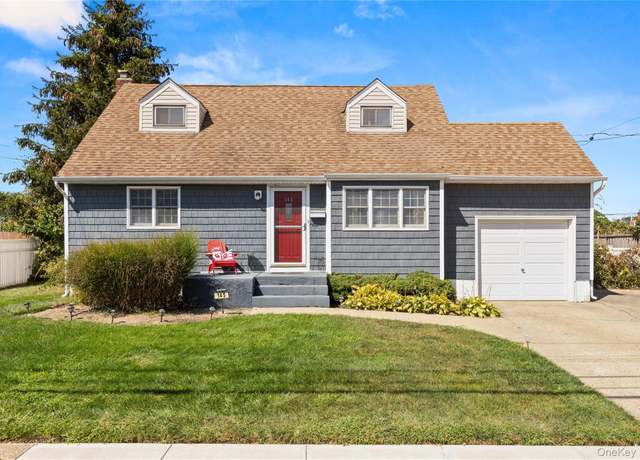 Property at 145 Old Farmingdale Rd, West Babylon, NY 11704, 4 beds, 1 bath