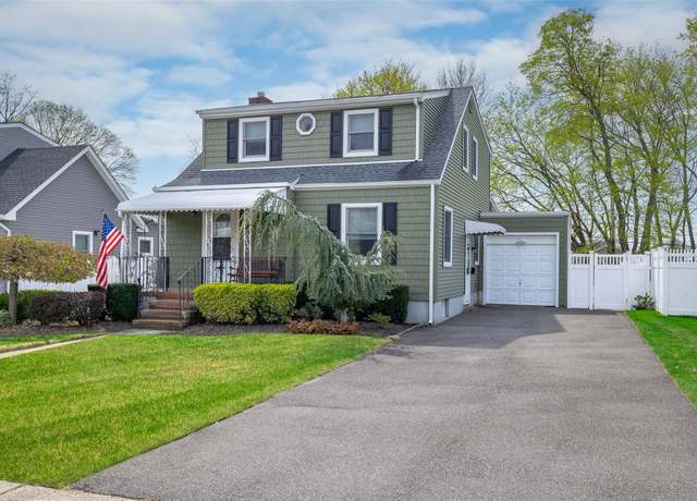 Property at 44 Jefferson Rd, Farmingdale, NY 11735, 5 beds, 2 baths