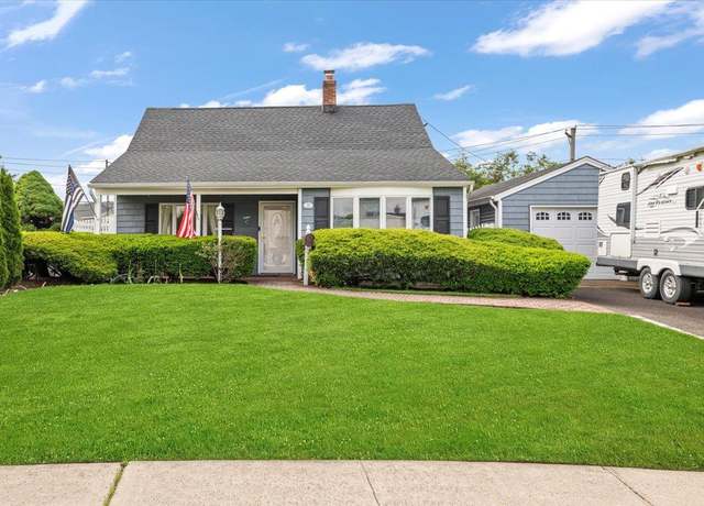 Property at 25 Castle Ln, Levittown, NY 11756, 3 beds, 1 bath