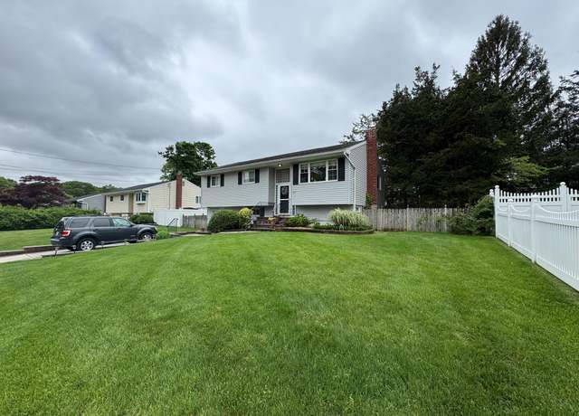 Property at 20 Bayberry Rd, Ronkonkoma, NY 11779, 4 beds, 1.5 baths