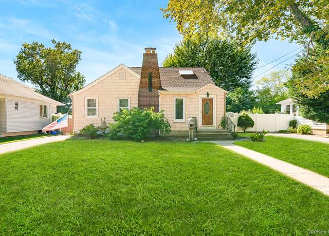 Property at 306 Park Ave, Freeport, NY 11520, 3 beds, 2 baths