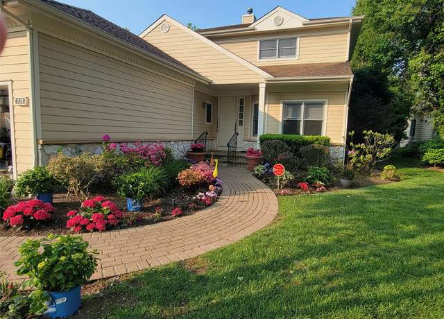 Property at 531 Dorado Ct, Roslyn, NY 11576, 3 beds, 3.5 baths