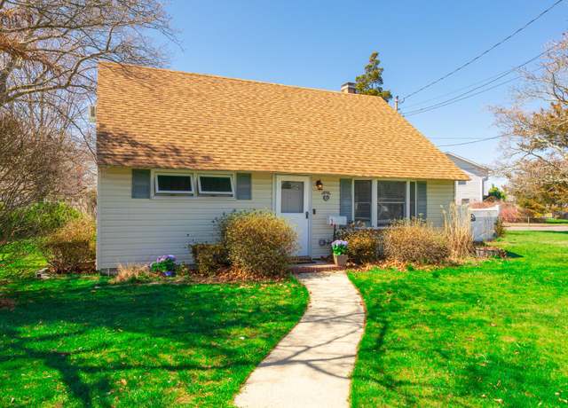 Property at 101 Phyllis Dr, Lindenhurst, NY 11757, 3 beds, 1 bath