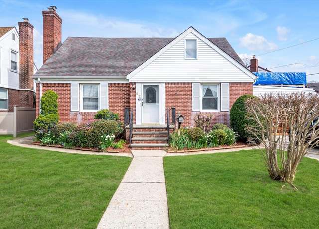 Property at 62 Fairfield Ln, New Hyde Park, NY 11040, 4 beds, 2 baths