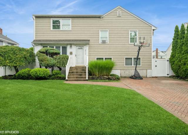 Property at 3719 Sarah Dr, Wantagh, NY 11793, 5 beds, 3 baths