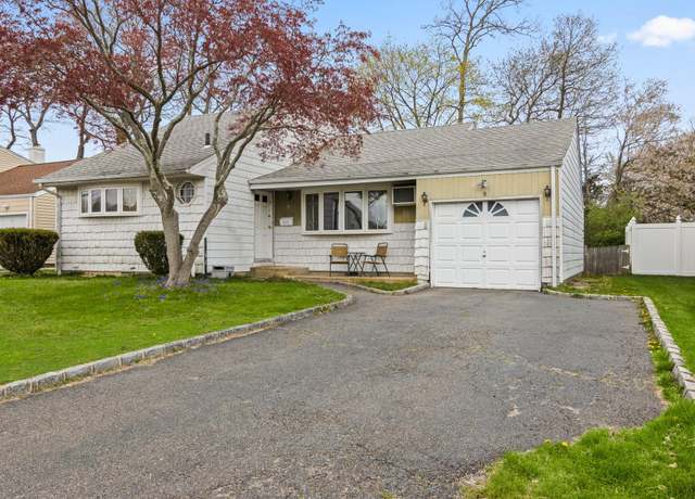 Property at 9 Thomas Dr, North Babylon, NY 11703, 3 beds, 1.5 baths