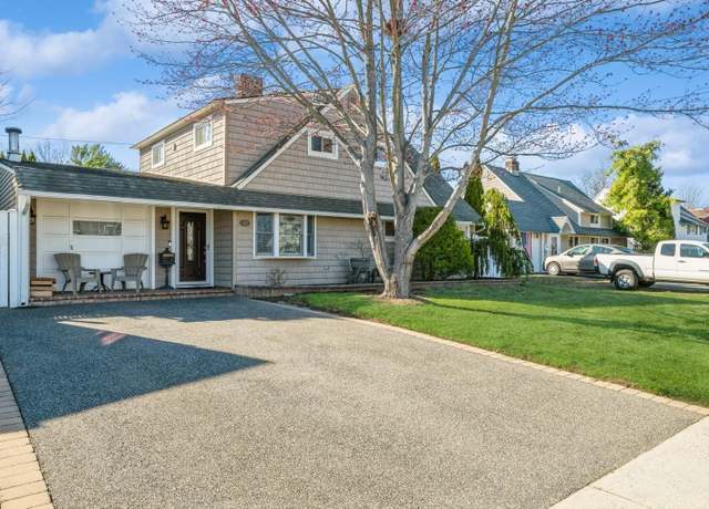 Property at 40 Mist Ln, Westbury, NY 11590, 6 beds, 2 baths