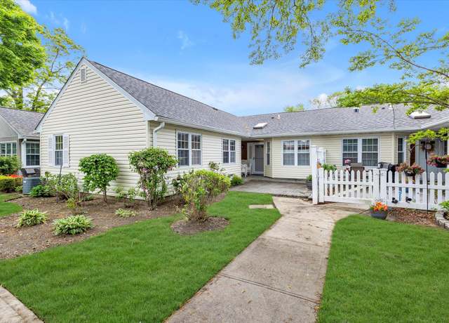 Property at 14 Revere Dr, Sayville, NY 11782, 2 beds, 1.5 baths
