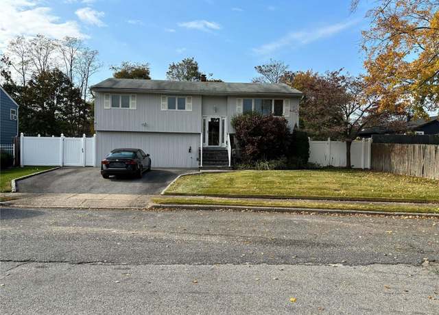 Property at 18 Maylen Dr, Brentwood, NY 11717, 4 beds, 2.5 baths